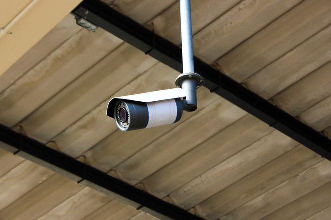 «Ναι» στις κάμερες στις εισόδους διαμερισμάτων, αλλά υπό προϋποθέσεις